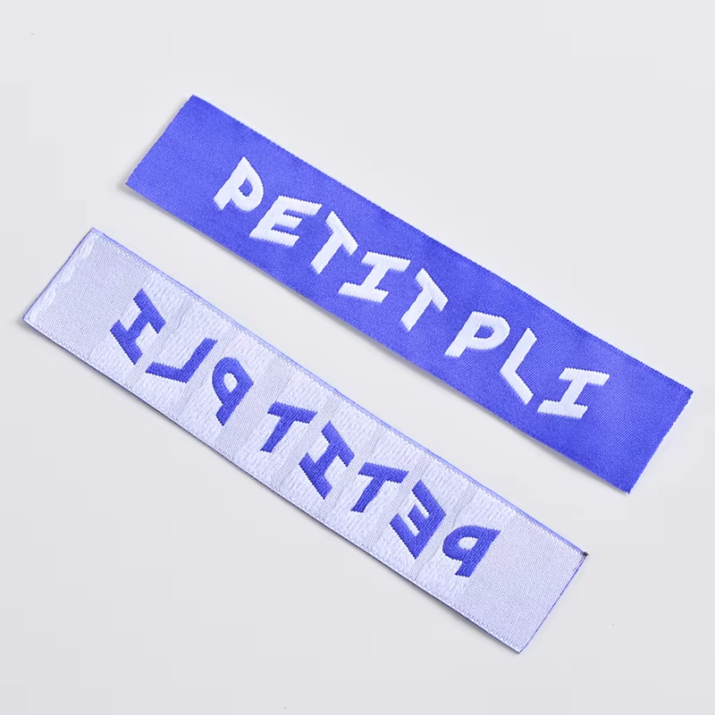 ​Etiquetas de prendas personalizadas: consejos de diseño para una marca destacada